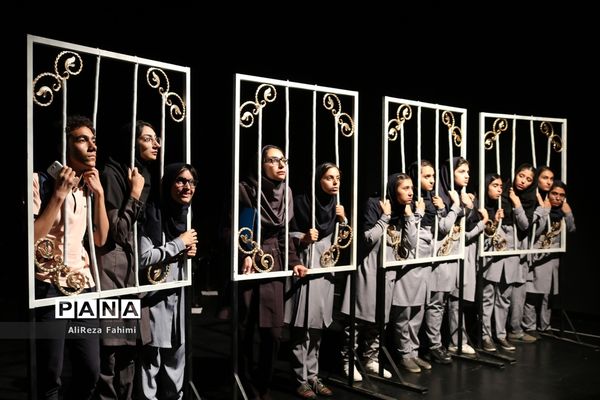 تئاتر « شبها می‌میریم روزها زنده می‌شیم »