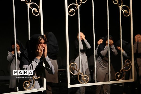 تئاتر « شبها می‌میریم روزها زنده می‌شیم »