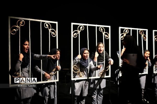 تئاتر « شبها می‌میریم روزها زنده می‌شیم »