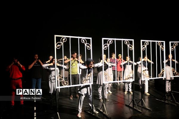 تئاتر « شبها می‌میریم روزها زنده می‌شیم »