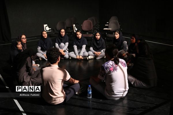 تئاتر « شبها می‌میریم روزها زنده می‌شیم »