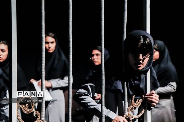 تئاتر « شبها می‌میریم روزها زنده می‌شیم »