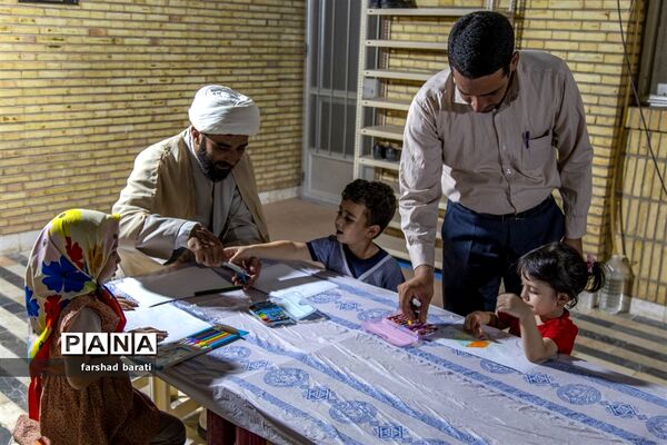 نمایشگاه نقاشی و سفالگری کودکان در دفتر امام جمعه یزد