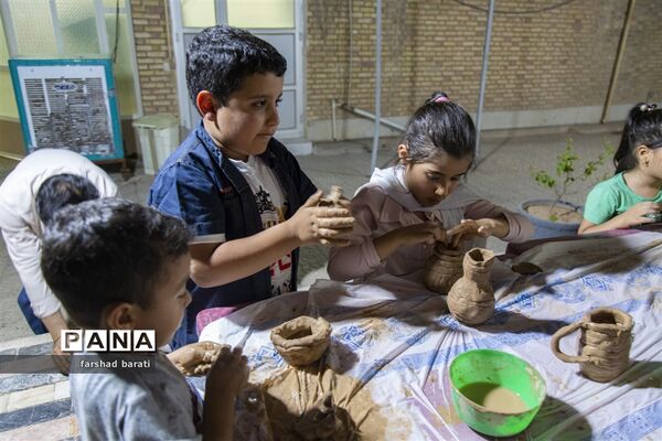 نمایشگاه نقاشی و سفالگری کودکان در دفتر امام جمعه یزد