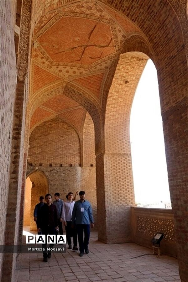 بازدید دانش‌آموزان شرکت کننده در مسابقات سراسری قرآن عترت و نماز از گنبد سلطانیه