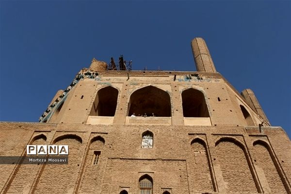 بازدید دانش‌آموزان شرکت کننده در مسابقات سراسری قرآن عترت و نماز از گنبد سلطانیه
