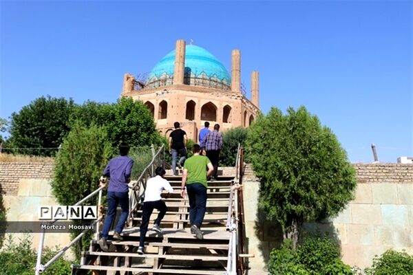 بازدید دانش‌آموزان شرکت کننده در مسابقات سراسری قرآن عترت و نماز از گنبد سلطانیه