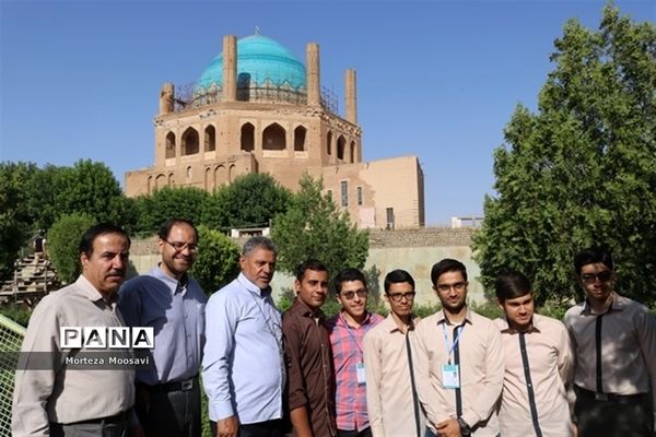 بازدید دانش‌آموزان شرکت کننده در مسابقات سراسری قرآن عترت و نماز از گنبد سلطانیه
