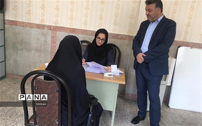 بازدید سرزده مدیر منطقه19 از نحوه ثبت نام در مدارس