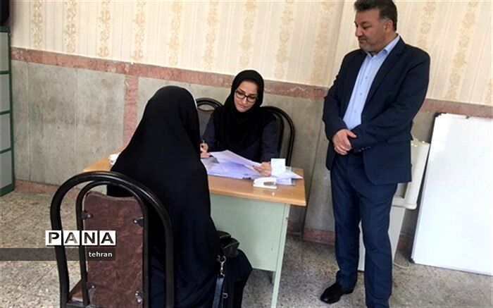 بازدید سرزده مدیر منطقه19 از نحوه ثبت نام در مدارس