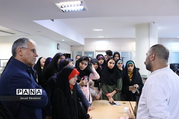 بازدید دانش‌آموزان دختر دوره‌‌های تابستانه سازمان دانش‌آموزی خراسان رضوی  از موسسه فرهنگی شهر آرا مشهد