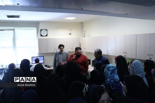 بازدید دانش‌آموزان دختر دوره‌‌های تابستانه سازمان دانش‌آموزی خراسان رضوی  از موسسه فرهنگی شهر آرا مشهد