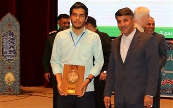 تجلیل از دانش آموز زنجانی در اختتامیه سی و هفتمین دوره مسابقات قرآن، نماز و عترت کشوری
