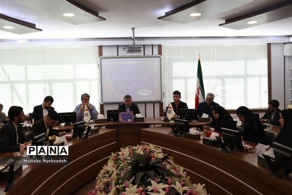 نشست نمایندگان تشکل‌های دانش‌آموزی خراسان رضوی با مدیرکل آموزش و پرورش استان
