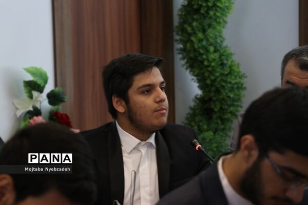 نشست نمایندگان تشکل‌های دانش‌آموزی خراسان رضوی با مدیرکل آموزش و پرورش استان