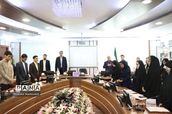 نشست نمایندگان تشکل‌های دانش‌آموزی خراسان رضوی با مدیرکل آموزش و پرورش استان