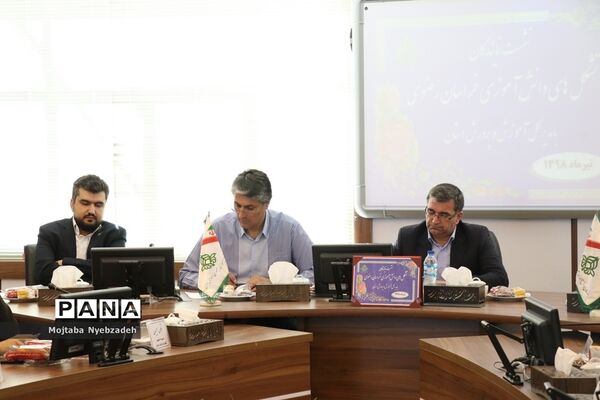 نشست نمایندگان تشکل‌های دانش‌آموزی خراسان رضوی با مدیرکل آموزش و پرورش استان