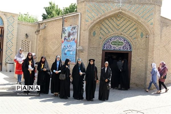 بازدید دانش‌آموزان شرکت کننده در مسابقات قرآن از نقاط دیدنی شهر زنجان