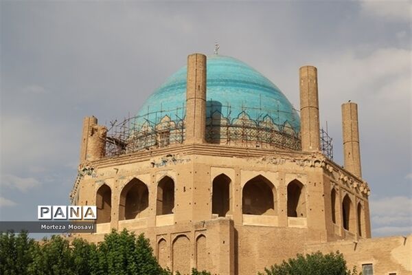 بازدید دانش‌آموزان شرکت کننده در مسابقات قرآن از نقاط دیدنی شهر زنجان