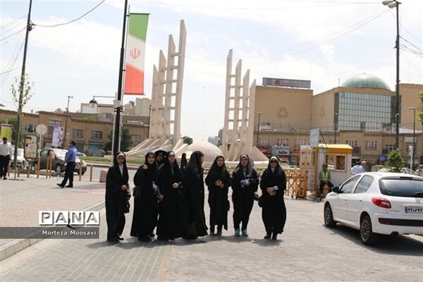 بازدید دانش‌آموزان شرکت کننده در مسابقات قرآن از نقاط دیدنی شهر زنجان