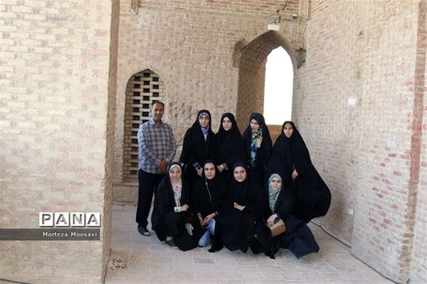 بازدید دانش‌آموزان شرکت کننده در مسابقات قرآن از نقاط دیدنی شهر زنجان