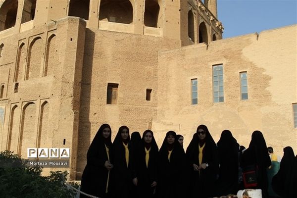 بازدید دانش‌آموزان شرکت کننده در مسابقات قرآن از نقاط دیدنی شهر زنجان