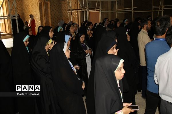 بازدید دانش‌آموزان شرکت کننده در مسابقات قرآن از نقاط دیدنی شهر زنجان