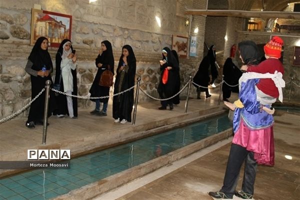 بازدید دانش‌آموزان شرکت کننده در مسابقات قرآن از نقاط دیدنی شهر زنجان