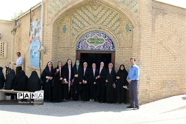 بازدید دانش‌آموزان شرکت کننده در مسابقات قرآن از نقاط دیدنی شهر زنجان
