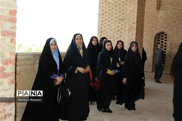بازدید دانش‌آموزان شرکت کننده در مسابقات قرآن از نقاط دیدنی شهر زنجان