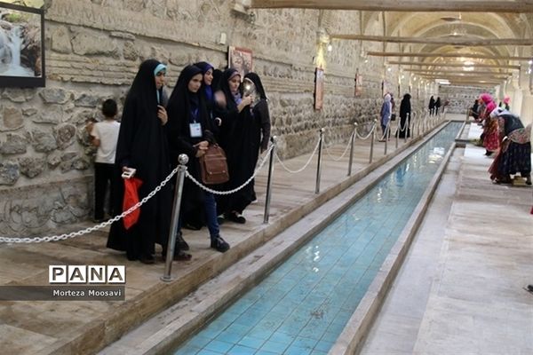 بازدید دانش‌آموزان شرکت کننده در مسابقات قرآن از نقاط دیدنی شهر زنجان