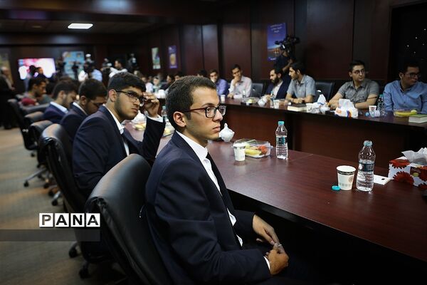 تجلیل از مدال‌آوران و شرکت کنندگان در المپیاد ریاضی لندن و المپیادی‌های فیزیک