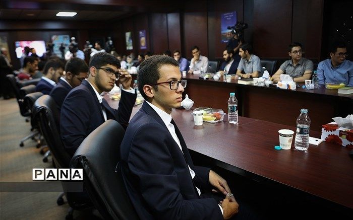 اقامه نماز نابغه ایرانی روی پل لندن