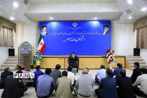 دیدار مدیرکل و جمعی از کارکنان سازمان فنی و حرفه‌ای خراسان جنوبی با حجت الاسلام و المسلمین حاج آقای عبادی