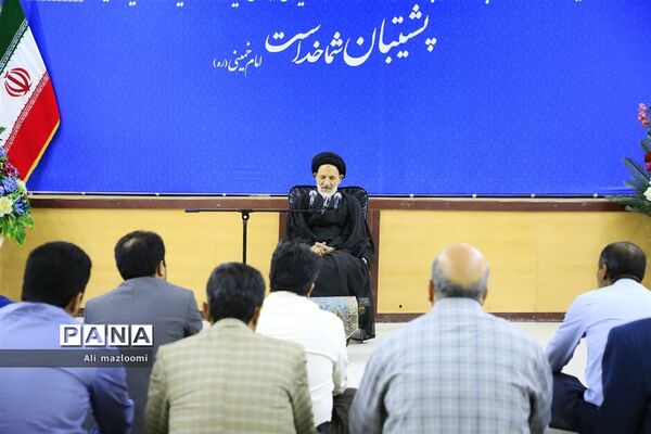 دیدار مدیرکل و جمعی از کارکنان سازمان فنی و حرفه‌ای خراسان جنوبی با حجت الاسلام و المسلمین حاج آقای عبادی