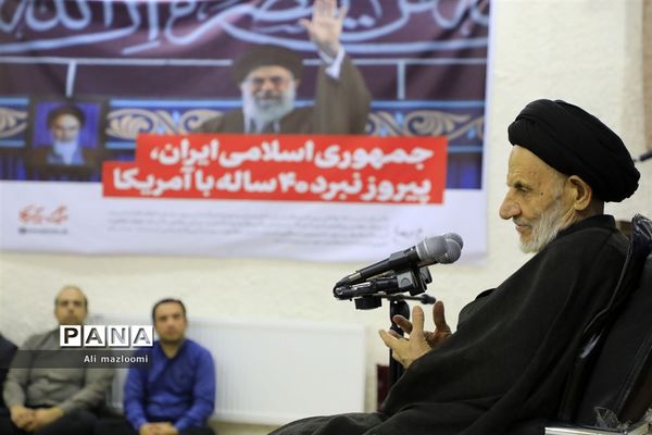 دیدار مدیرکل و جمعی از کارکنان سازمان فنی و حرفه‌ای خراسان جنوبی با حجت الاسلام و المسلمین حاج آقای عبادی