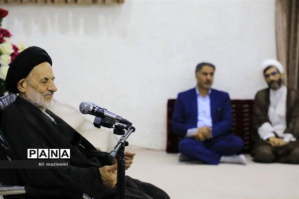 دیدار مدیرکل و جمعی از کارکنان سازمان فنی و حرفه‌ای خراسان جنوبی با حجت الاسلام و المسلمین حاج آقای عبادی