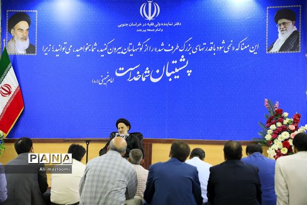 دیدار مدیرکل و جمعی از کارکنان سازمان فنی و حرفه‌ای خراسان جنوبی با حجت الاسلام و المسلمین حاج آقای عبادی