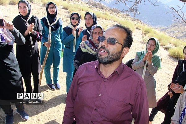 کوهنوردی دختران پیشتاز در اردوگاه سانیج یزد