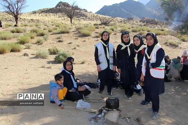 کوهنوردی دختران پیشتاز در اردوگاه سانیج یزد