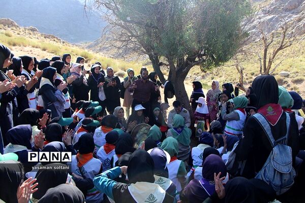 کوهنوردی دختران پیشتاز در اردوگاه سانیج یزد