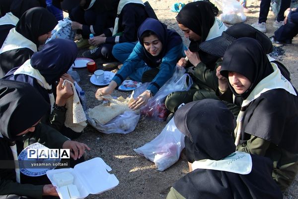کوهنوردی دختران پیشتاز در اردوگاه سانیج یزد