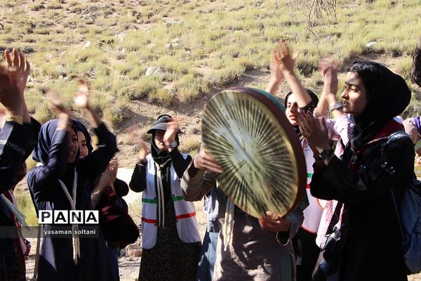 کوهنوردی دختران پیشتاز در اردوگاه سانیج یزد