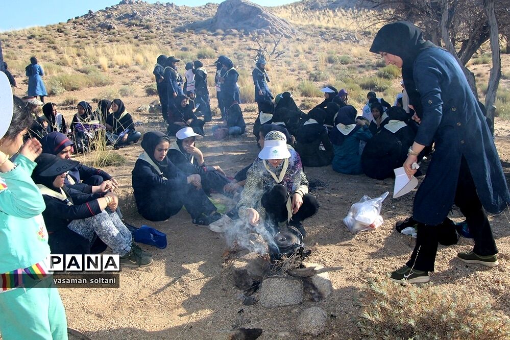 کوهنوردی دختران پیشتاز در اردوگاه سانیج یزد