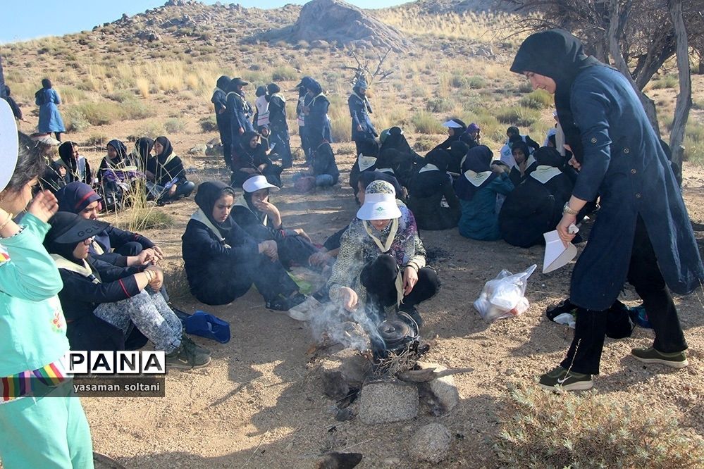 کوهنوردی دختران پیشتاز در اردوگاه سانیج یزد