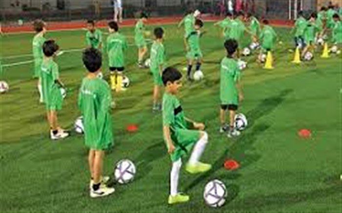 دانش آموزان دهلرانی    از مزایای سه کانون برون مدرسه ای فوتبال در این شهر بهره می برند
