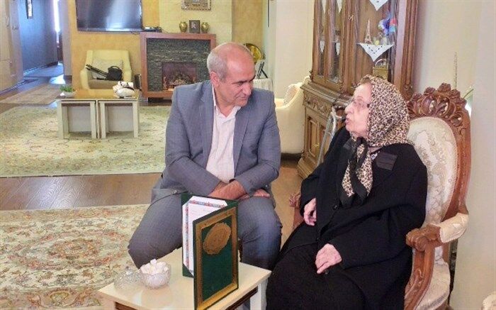 حضور مدیر کل آموزش و پرورش استان در جشن تولد  یکصد سالگی پیشکسوت فرهنگی