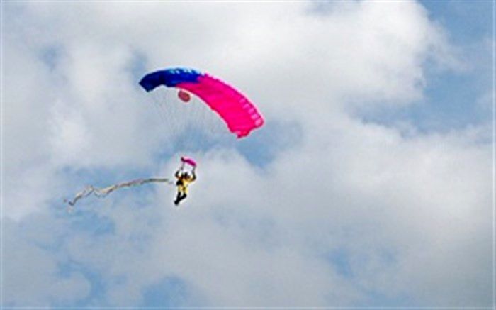 پرواز ۷ چتر باز از روی بزرگترین پل هوایی خاورمیانه