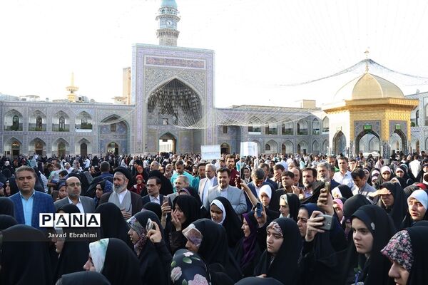 زیارت  جمعی دانش‌آموزان دختر قرآنی سراسر کشوردر حرم مطهر رضوی