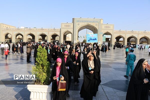 زیارت  جمعی دانش‌آموزان دختر قرآنی سراسر کشوردر حرم مطهر رضوی